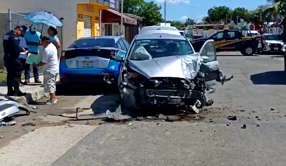 Peligrosa mujer al volante, dormita y choca contra una casa en Cuidad Caucel