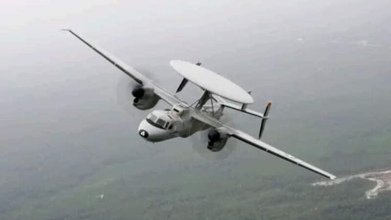 Ante la amenaza de la formación de un ciclón un avión caza huracanes sobrevuela el Golfo de México