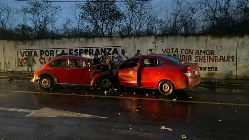 Un automovilista choca y muere dentro de su Volkswagen Vocho en el sur de Mérida.