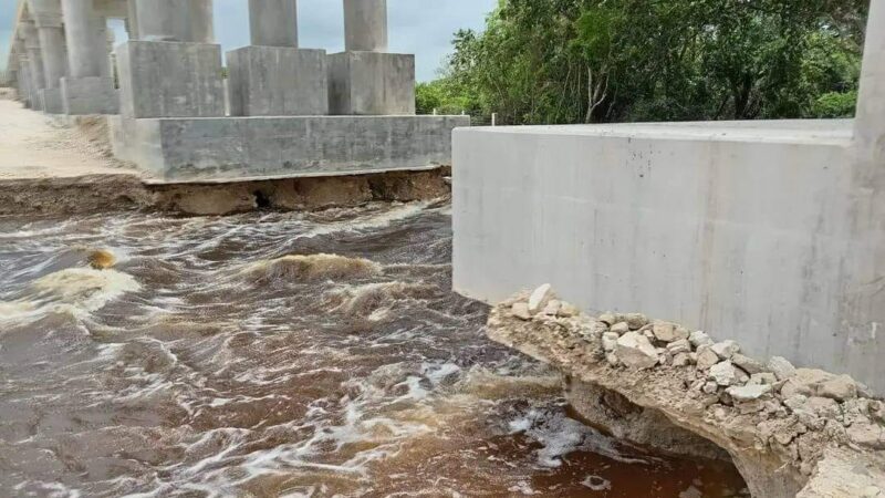 La naturaleza reclama lo suyo: inundaciones dañan pilotes de un puente del tren maya