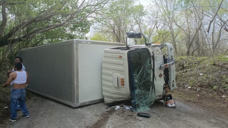 Camión ferretero de la empresa Fernández vuelca en la vía Sitilpech– Tunkás