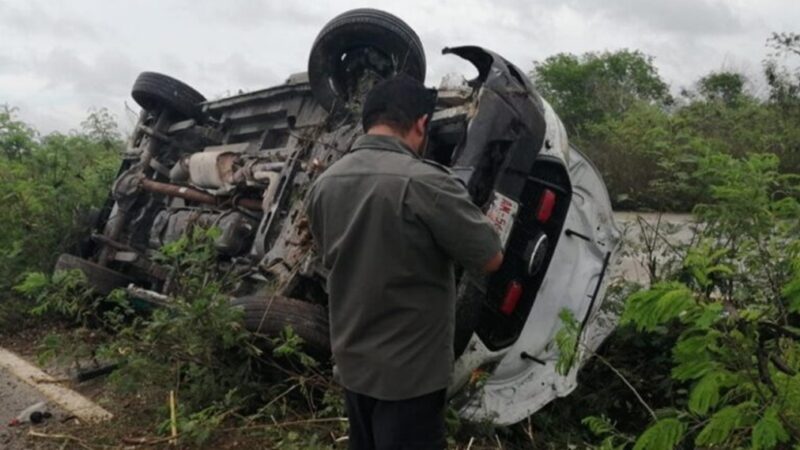 El chofer de una ambulancia del IMSS vuelca en la carretera Mérida- Cancún.