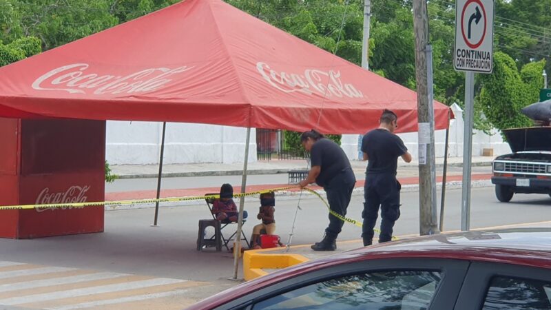 Alcalde lo exhiben y liberar el acceso de la rampa de uso de discapacidad del parque de Dzidzantún