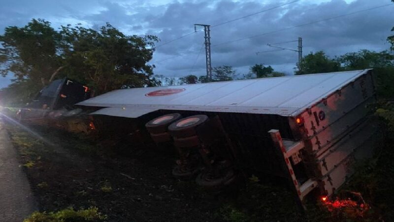 Un tráiler cargado con paquetería vuelca en la Mérida-Cancún