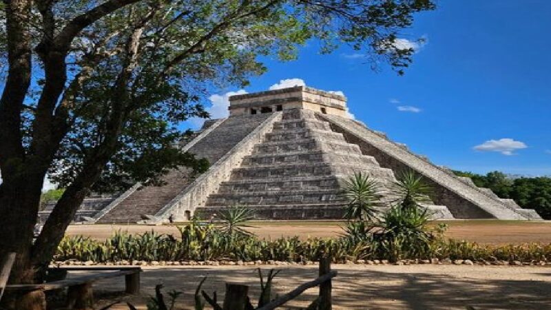 La zona arqueológica de Chichén Itzá cierra sus puertas al turismo ante la proximidad del huracán Beryl
