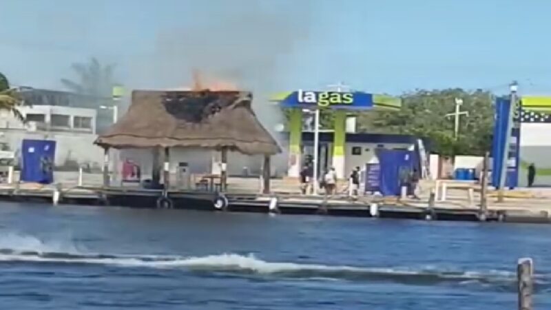 Terrorífico lunes en Celestún, una palapa se incendió frente una gasolinera en el puerto de abrigo