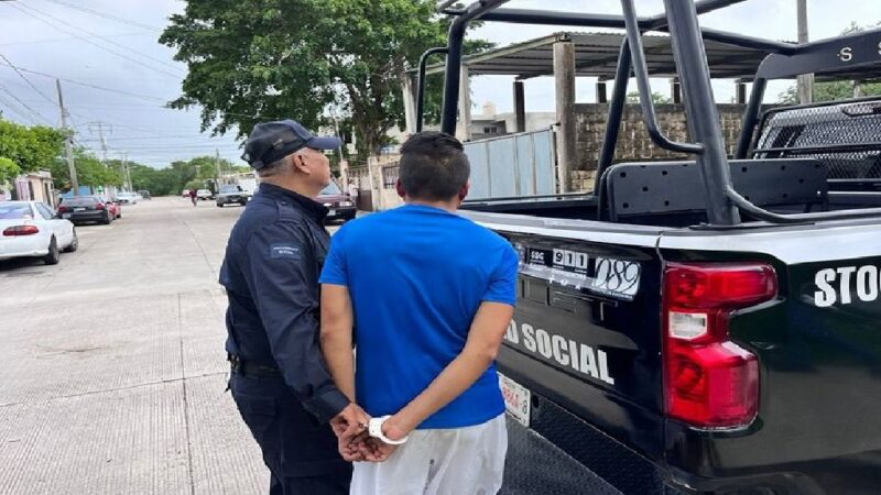Detienen a un sujeto por exhibirse ante jovencitas, en un parque de Cancún