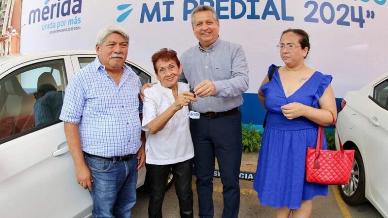 La comuna entrega automóviles del sorteo ‘Gano, porque pago mi predial 2024’