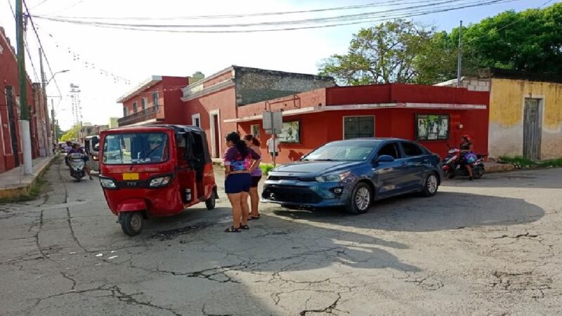 Un mototaxista se vuela un semáforo y choca contra un vehículo en Motul