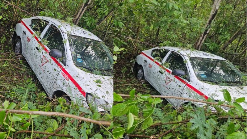 Un taxista de Tulum sale de la carretera y abandona su taxi en la vía Chemax-Cobá.