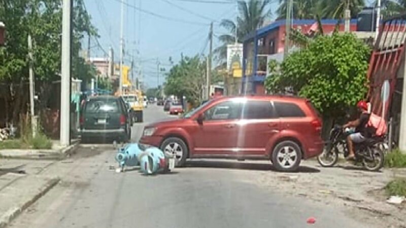 Un abuelito se vuela un alto, atropella y lesiona a una motociclista en Progreso