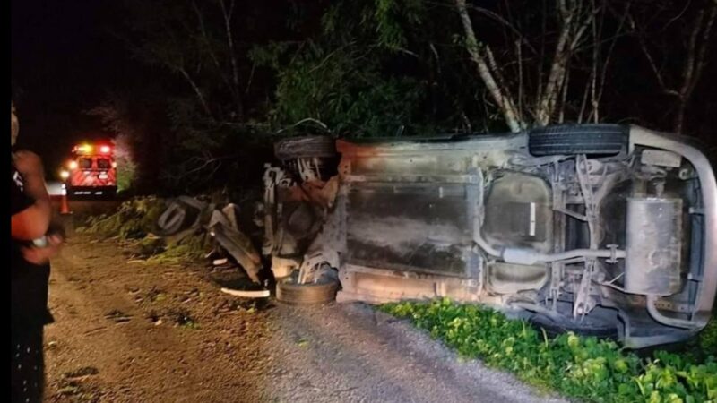 Ebria conductora vuelca y lesiona, dice que un perro se le atravesó en la vía Motul – Muxupip.
