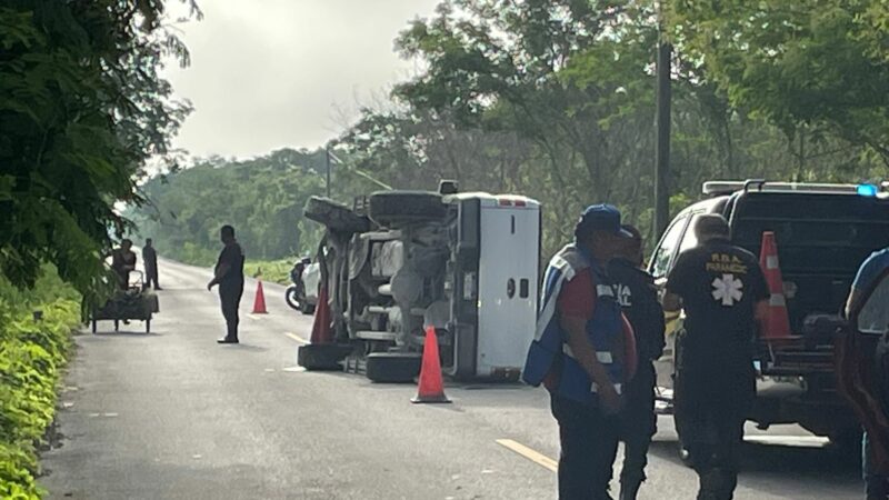 Una camioneta Ford vuelca cuando iba al pueblo de los hueseros de Yobaín