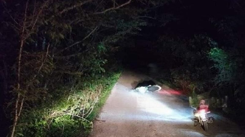 Un motociclista cae dentro de un bache, derrapa y lesiona en la vía Ekmul- Euán.