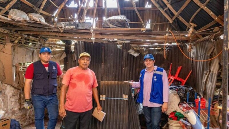 Familias de comisarías de Tepakán afectadas por Beryl reciben apoyo de láminas de cartón