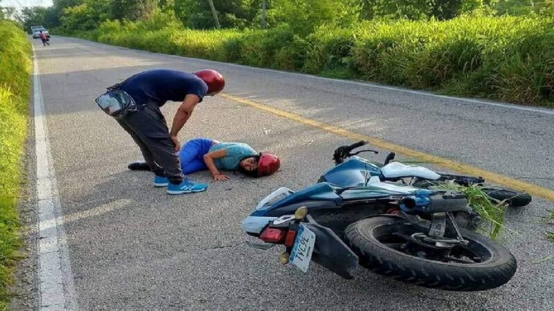 Una pareja de motociclistas esquiva un bache, derrapan y lesionan en la vía Tizimín- Rio Lagartos