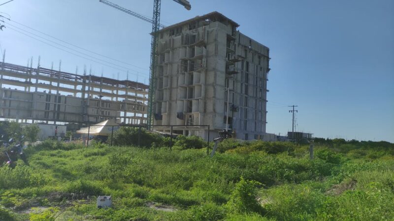 Albañil cae del noveno al séptimo piso: Se debate entre la vida y la muerte