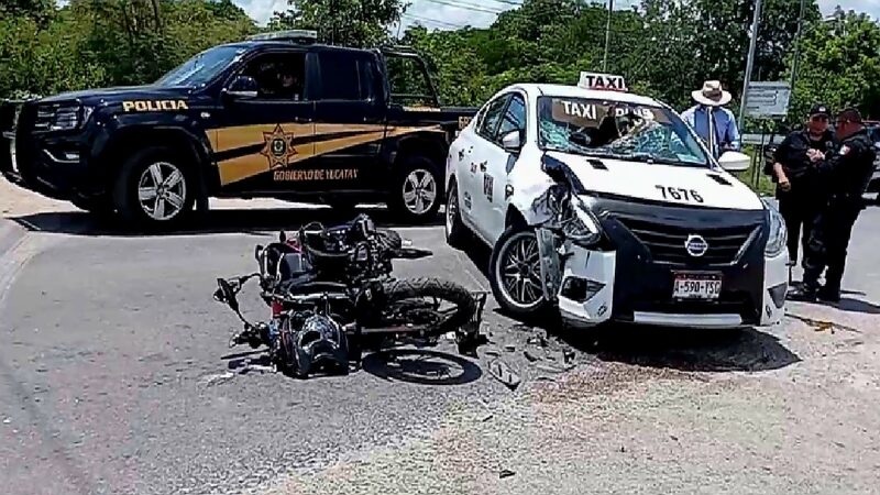 Una pareja de motociclistas se vuelan un alto y chocan contra un taxi en Kanasín