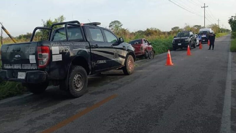 Por dormilón sale de la carretera y daña su Chevy Monza cuando iba a Chicxulub Pueblo