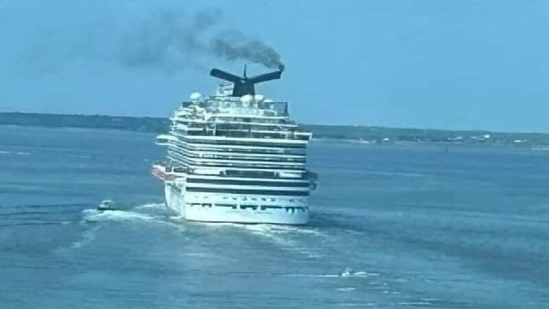 Buscan en aguas yucatecas a un turista que cayó al mar del crucero Carnival Dream