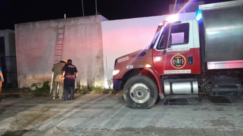 Tensión por fuga de gas LP de un tanque estacionario frente a una gasolinera en Dzidzantún
