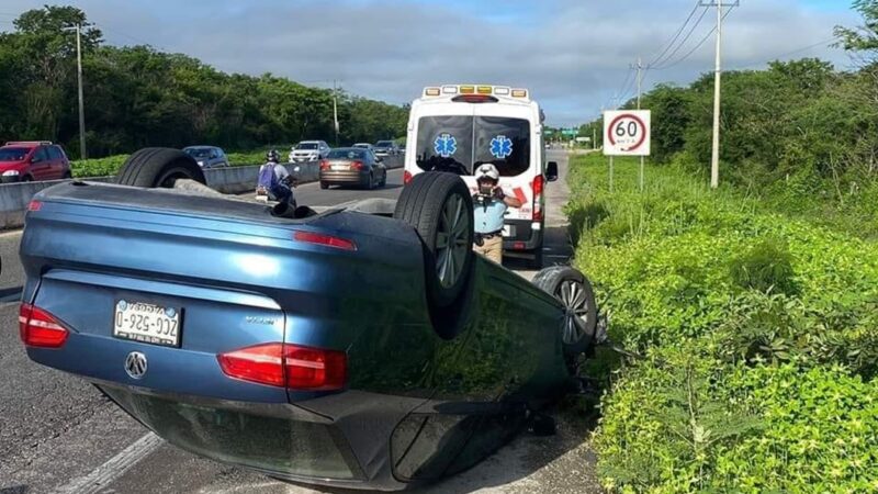 Madre e hija chocan contra una barricada de contención y vuelcan en el entronque a Conkal