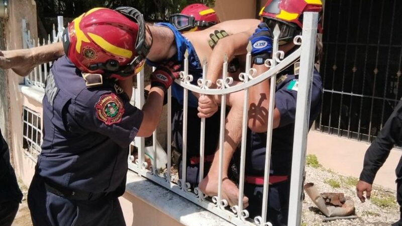 Ebrio intentó brincar una reja y se ensartó en una varilla, en San Antonio Kaua III de Kanasín