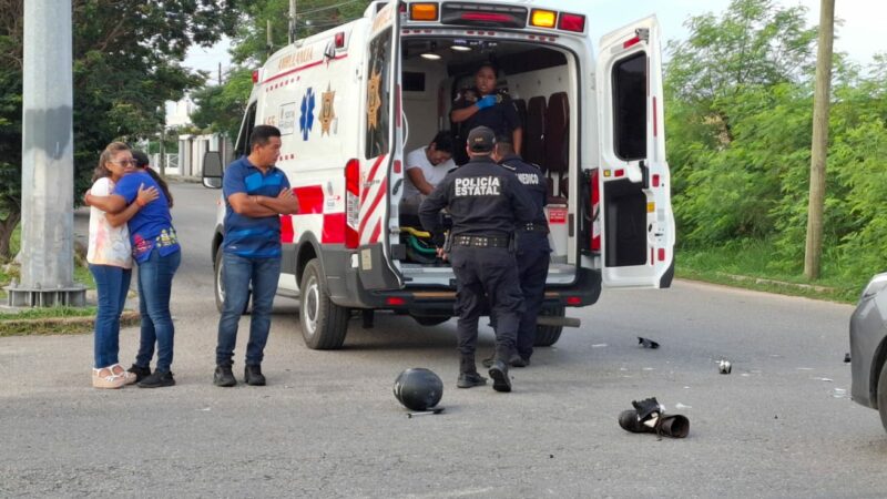 Una maestra de preescolar choca y lesiona a un motociclista en Ciudad Caucel