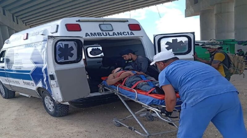 Un albañil se debate entre la vida y la muerte tras caer de un puente del Tren Maya