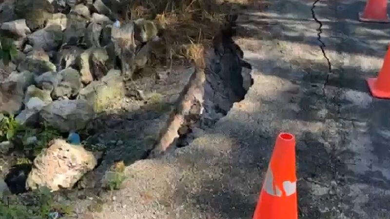 Se desfonda una carretera y forma un socavón en la colonia Santa Rosa de Lima