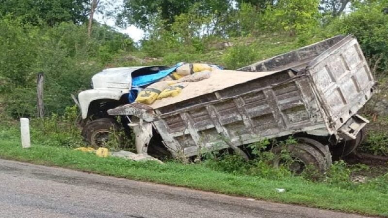 Un volquetero muere prensado dentro de su pesada unidad en la vía Peto-Tahdziu