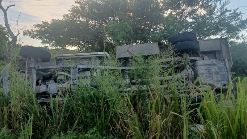 Rápidos como un rayo dos trabajadores de la CFE salen y vuelcan en la vía Tizimín – Rio Lagartos