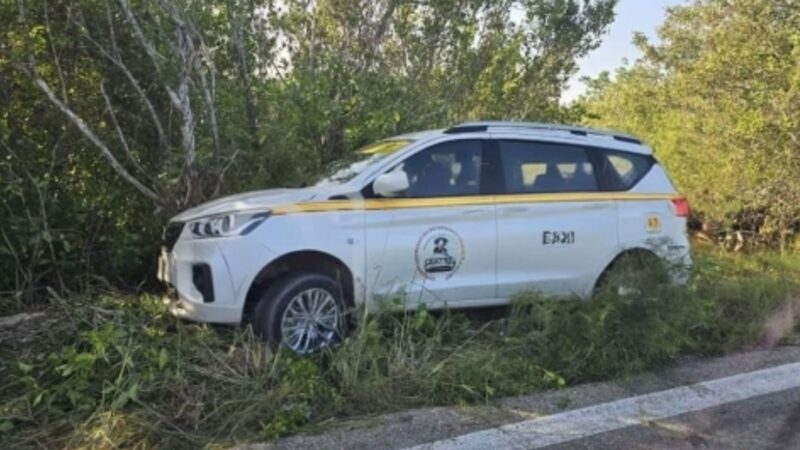 Un taxista choca y abandona su taxi en la vía Rio Lagartos -Las Coloradas.