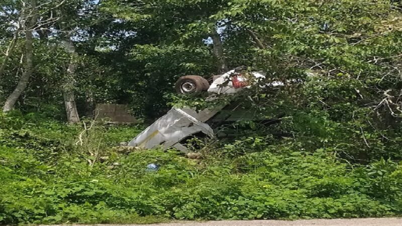 Se salvan de morir tras volcar su camioneta en el periférico de Buctzotz