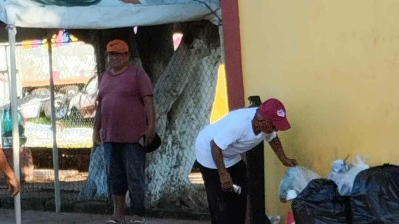 En su primer día como alcaldesa Wendy Cauich pone a recoger basura adultos mayores, entre ellos su abuelito