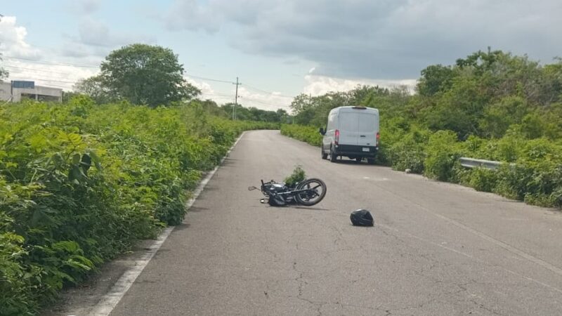 Un motociclista derrapa y lesiona bajando el puente a la salida Motul- Mérida