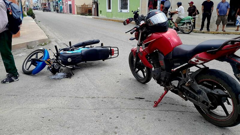 Estudiante del CBTA de Dzidzantún choca contra un motociclista de Yobaín
