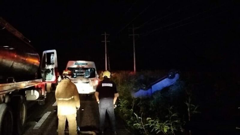 Cuatro jóvenes se escapan de la muerte en una aparatosa volcadura en la vía Mérida- Tizimín