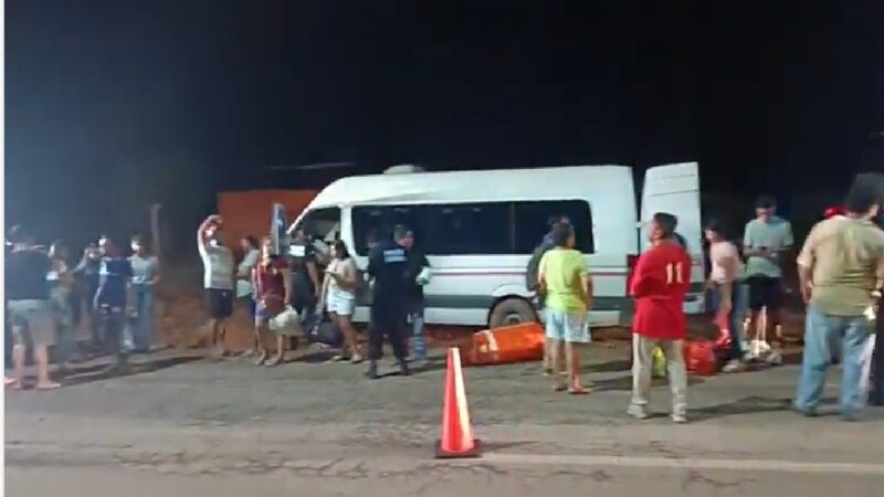 Un taxista monta un montículo de tierra frente a un hospital en construcción y sale de la carretera rumbo a Ticul  