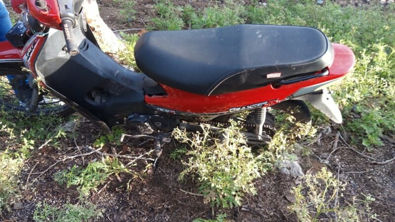 Un joven motociclista se estrella contra un árbol frente el cementerio de Baca