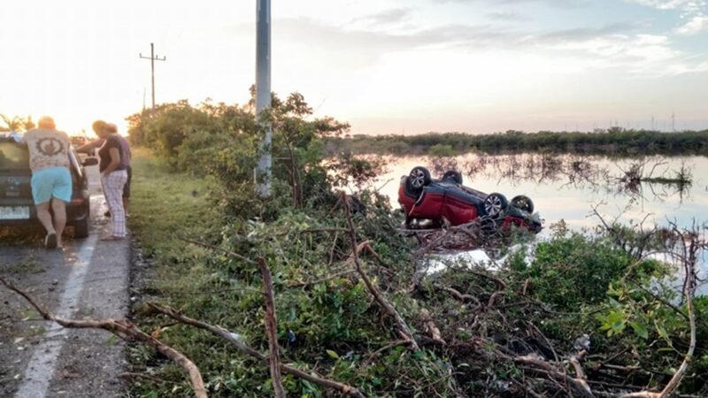 Por no atropellar a un animal una pareja vuelcan y termina en la ciénega en Progreso