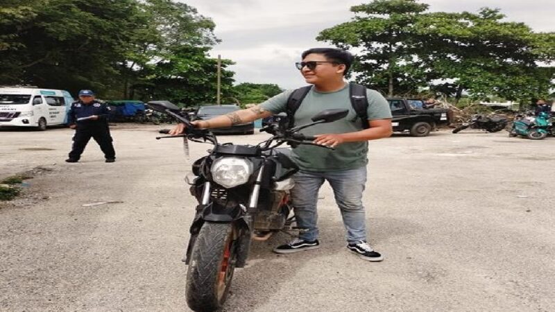 Policía levanta una moto que el dueño dejo estacionada frente el cementerio de Motul