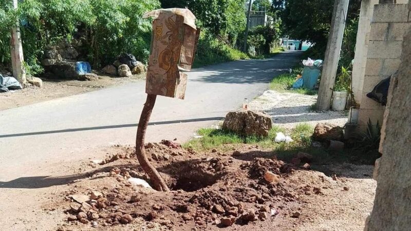 La alcaldesa pone en peligro a conductores de Seyé; dejan un enorme hueco destapado