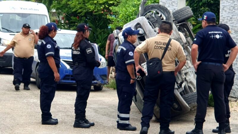 Le revienta la llanta delantera de su Jetta y vuelcan en calles de Dzidzantún