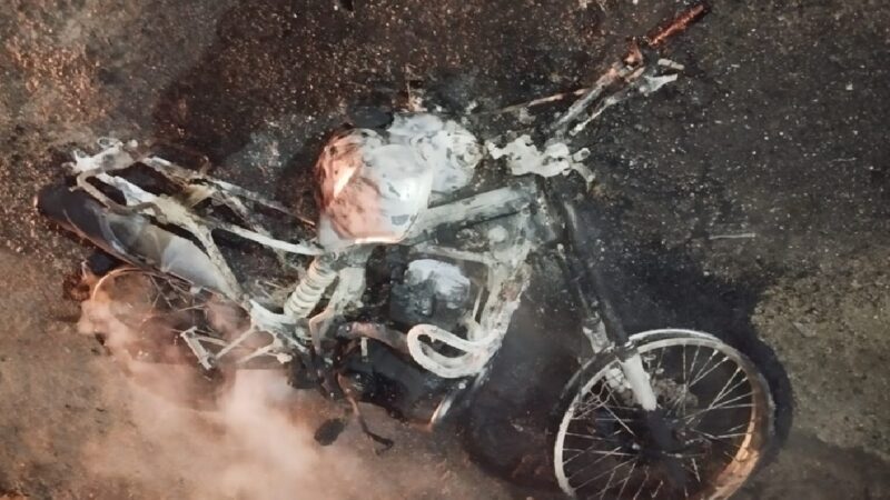 Suegra ebria y toxica no pudo clavar a su yerno con cuchillo, pero le prendió fuego a su moto