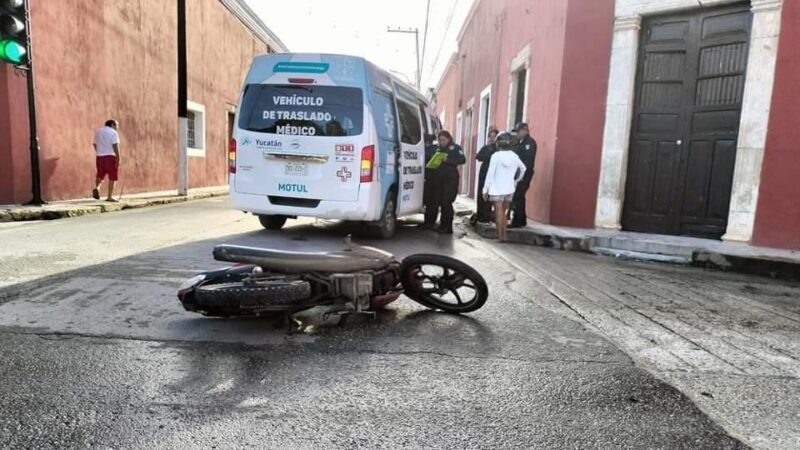 Siguen los semaforazos: una motociclista choca y resulta lesionada en el centro de Motul