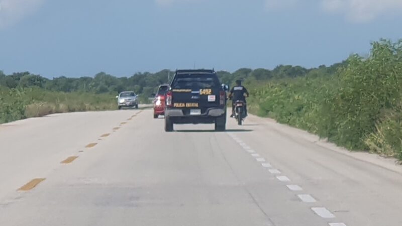 Policías estatales levantan una motocicleta en el entronque Temax- Dzoncauich