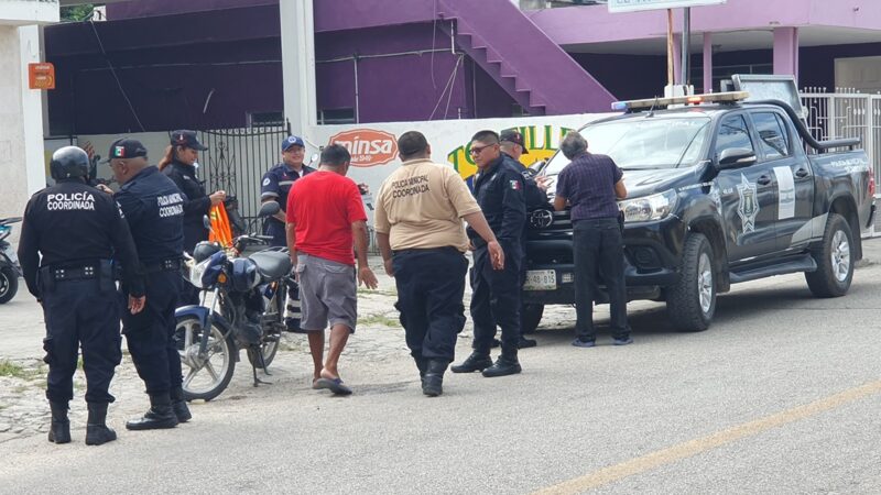Un maestro da reversa a su i10 y choca a un motociclista en el centro de Dzidzantún
