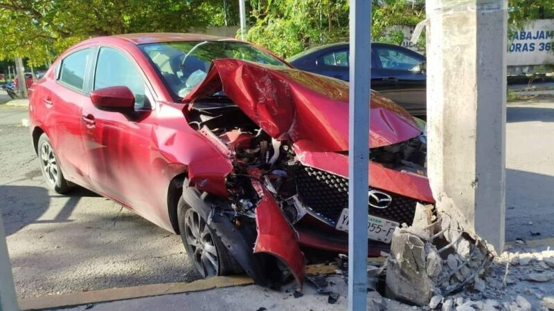 Una conductora un peligro al volate, choca contra un poste de la CFE en la avenida Cámara de Comercio