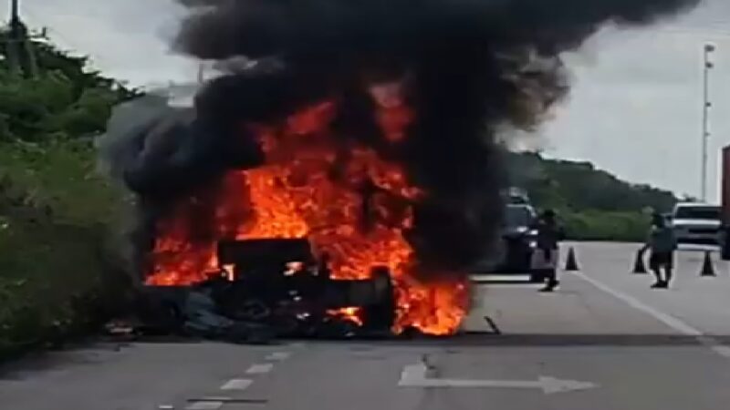 Un camión de material de construcción se incendia en la carretera Mérida- Acanceh